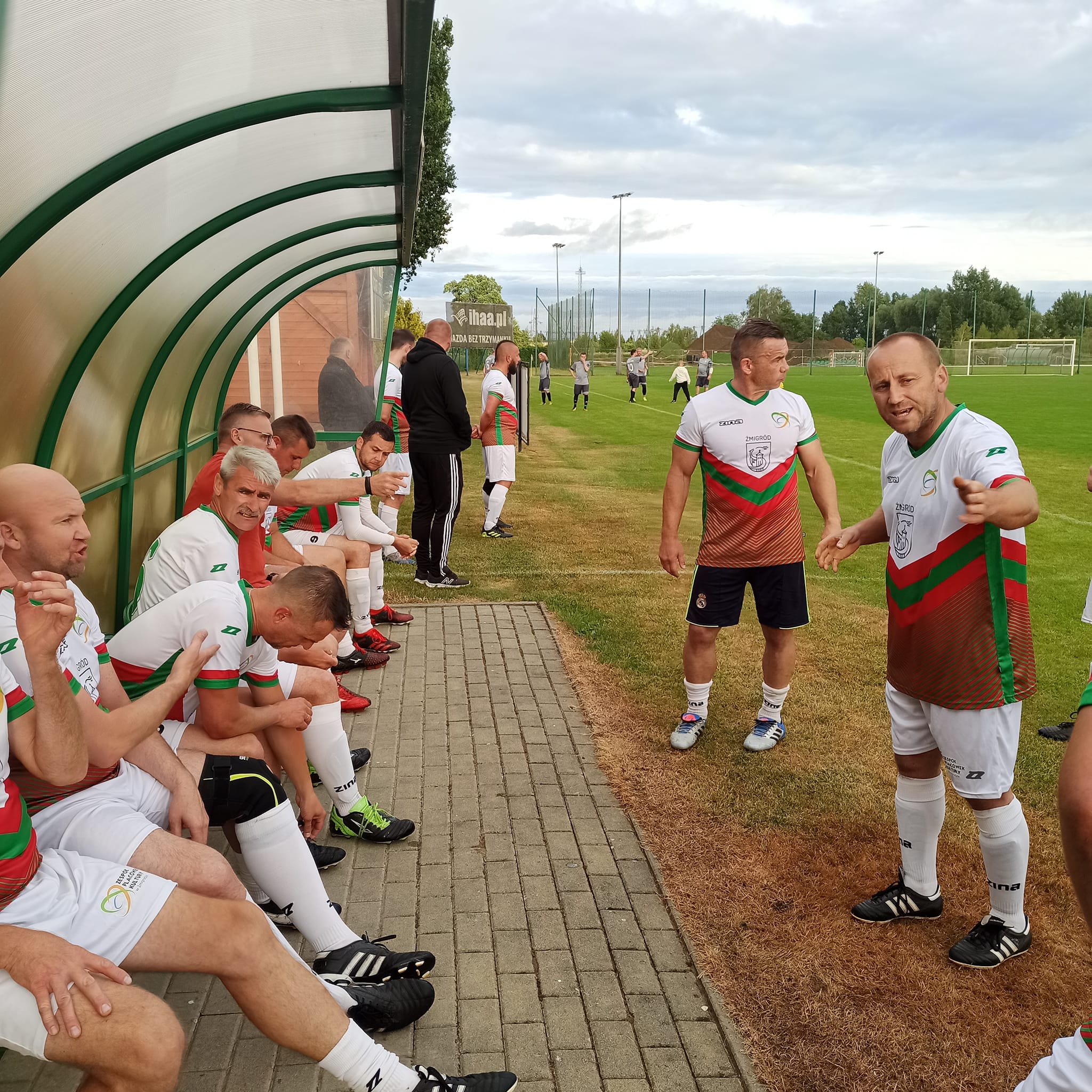 Trener ZPK Oldboy Żmigród Paweł Oleś (z prawej) ma pwoody do zadowolenia.jpg